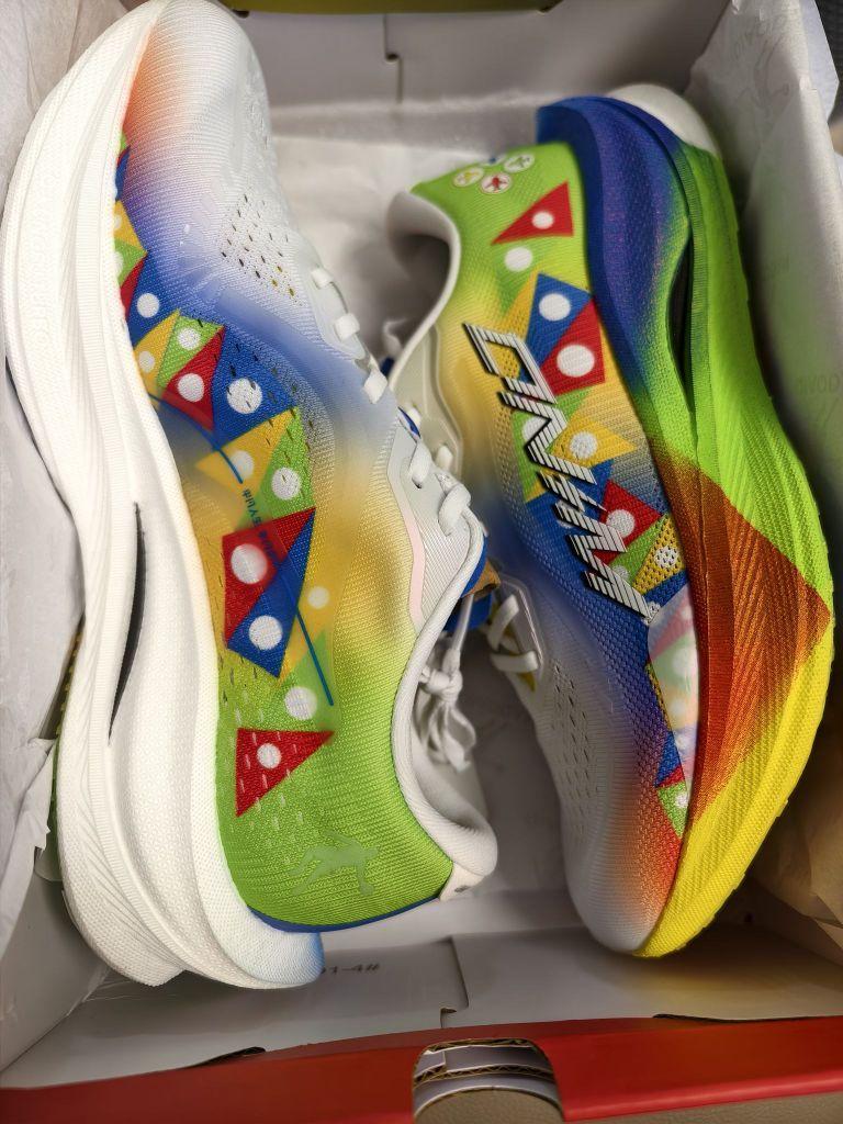 总结:中底不稳有足外翻导向,脚感软弹轻量讨喜,鞋楦舒适,价格低。